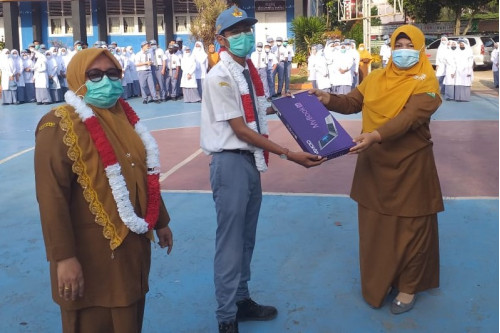 PENYERAHAN PENGHARGAAN KEPADA SISWA 
