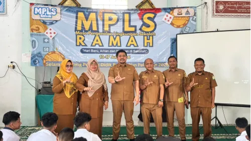 Sekretaris Dinas Pendidikan Aceh Berikan Motivasi kepada Murid Baru SMAN 7 Banda Aceh pada Hari Pertama MPLS